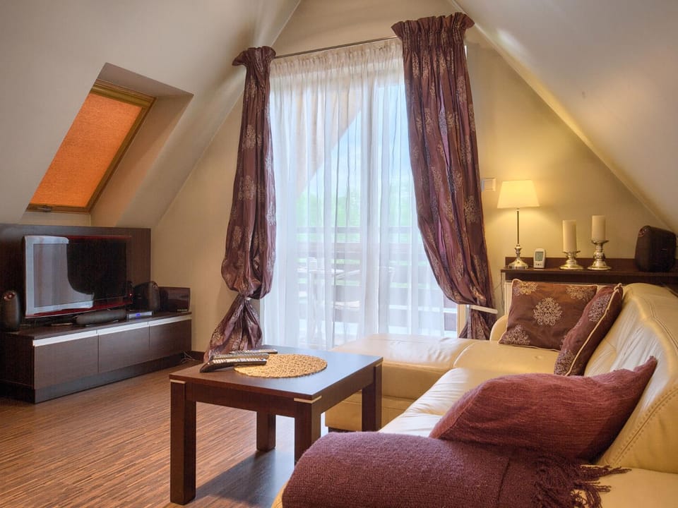 Day, Summer, TV and multimedia, Balcony/Terrace, Living room, Photo of the whole room, Decorative detail, Seating area