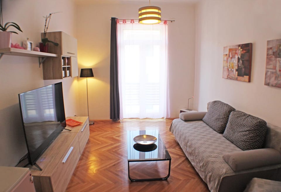 Communal lounge/ TV room, TV and multimedia, Living room