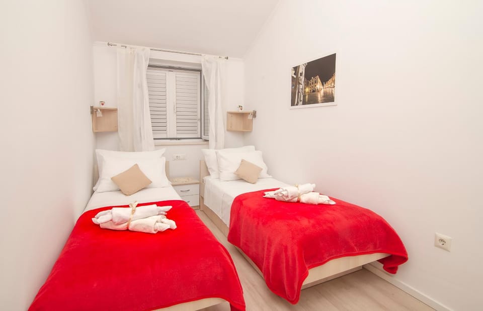 Bed, Bedroom, towels