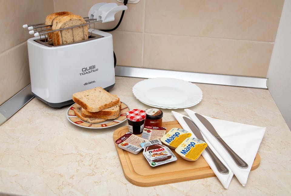 Kitchen or kitchenette, Food and drinks, Breakfast, toaster
