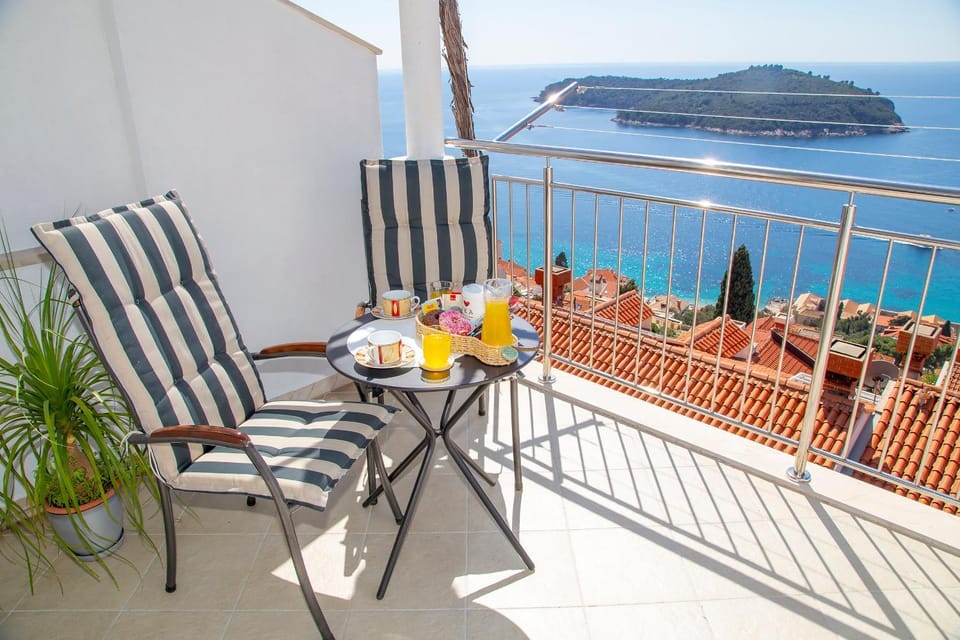 View (from property/room), Balcony/Terrace, Seating area, Sea view