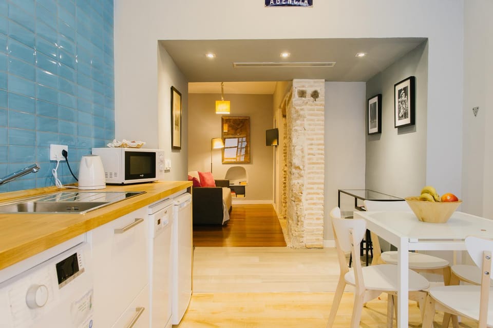 Kitchen or kitchenette, Dining area