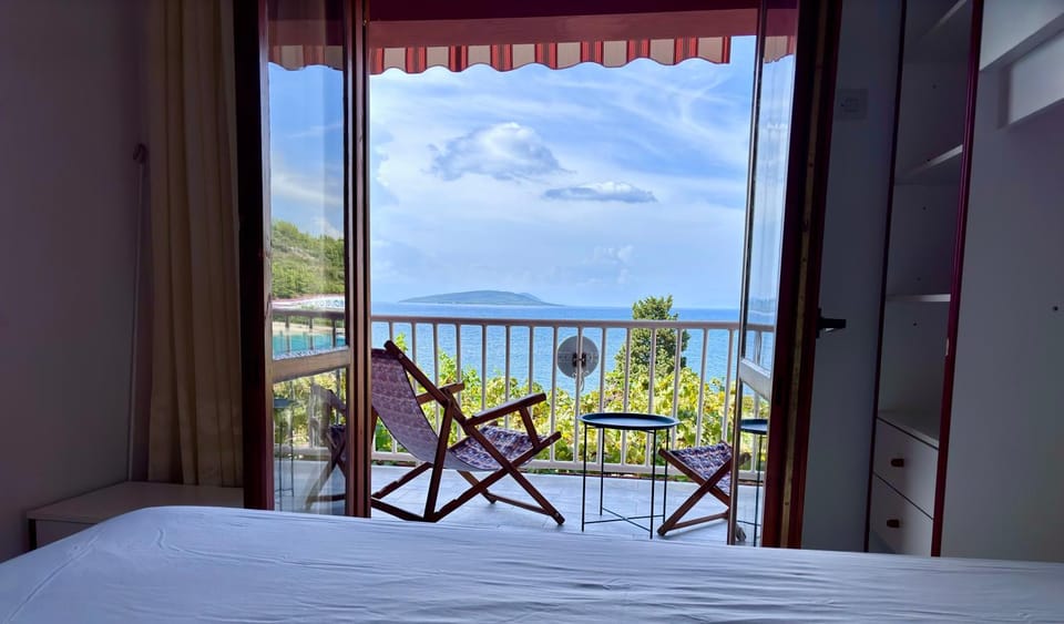 Bed, Natural landscape, Balcony/Terrace, Bedroom, Sea view