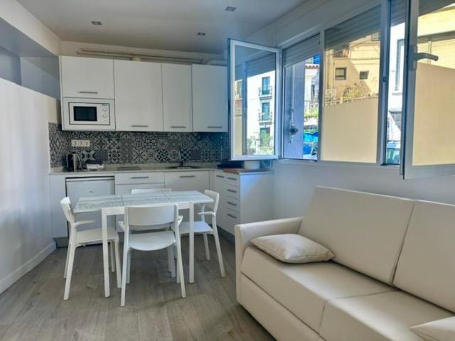 Kitchen or kitchenette, Dining area