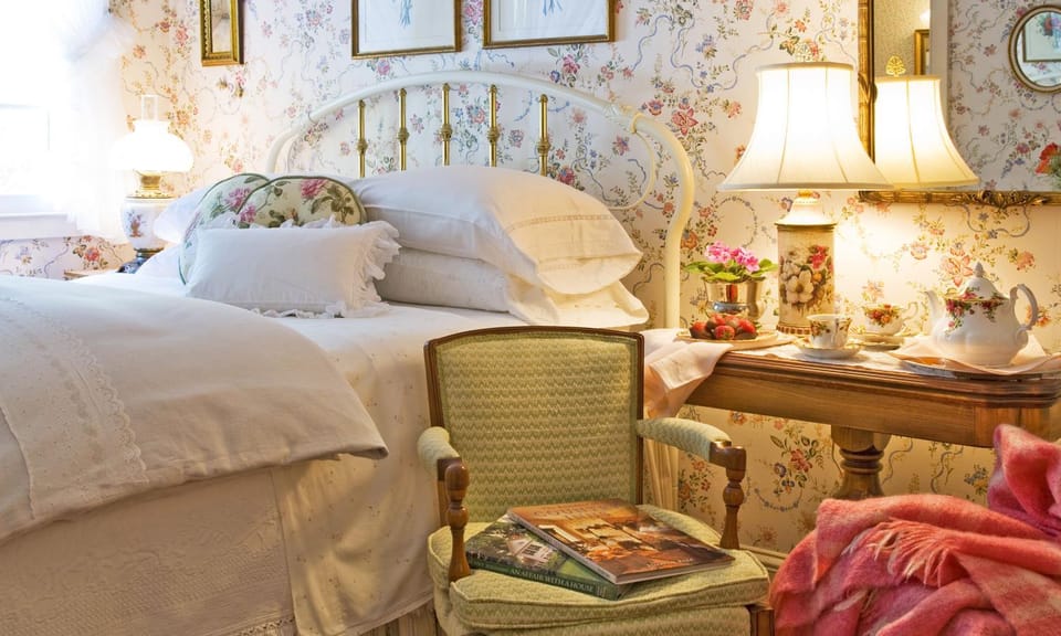 Bed, Photo of the whole room, Seating area, Bedroom
