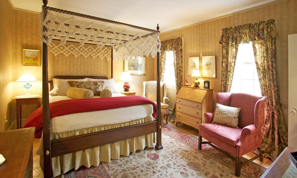 Bed, Photo of the whole room, Seating area, Bedroom