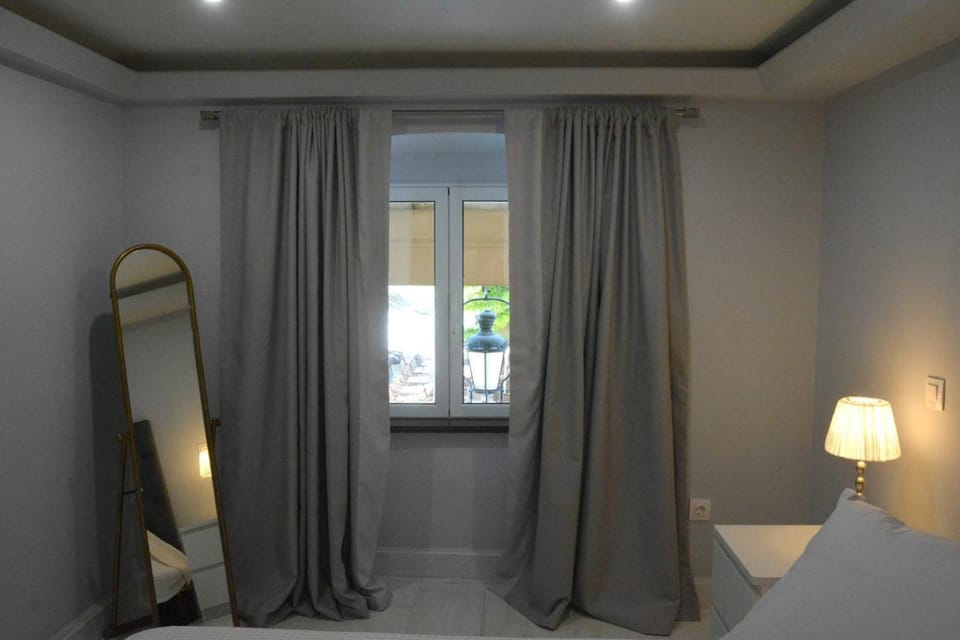 Bedroom, City view, Street view