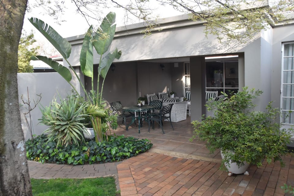 Property building, Patio, Balcony/Terrace, Balcony/Terrace