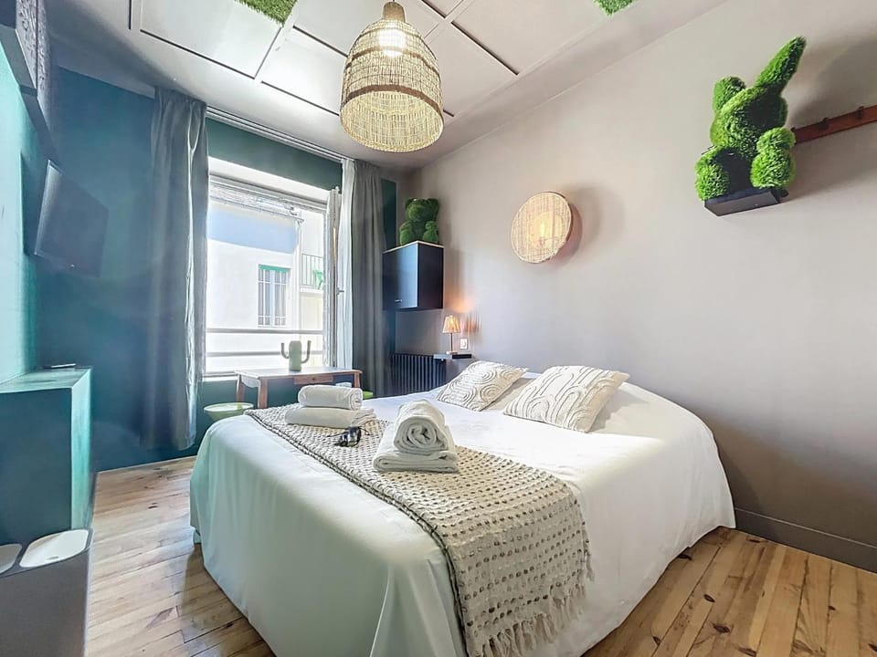 Bed, TV and multimedia, Photo of the whole room, Seating area, Bedroom