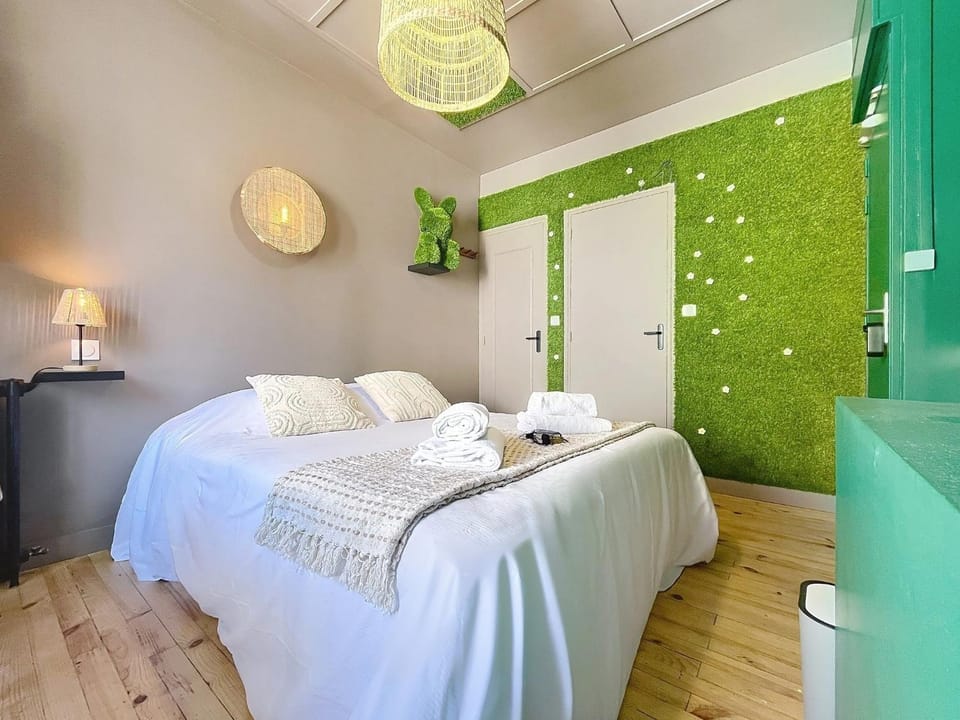 Bed, Photo of the whole room, Bedroom