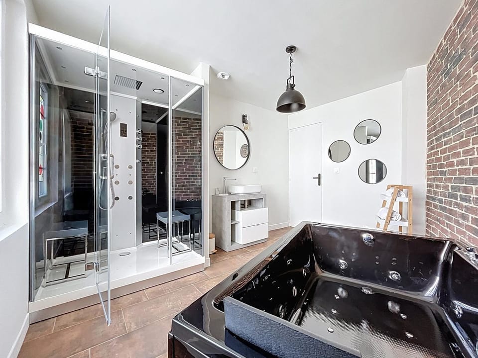 Hot Tub, Steam room, Bathroom