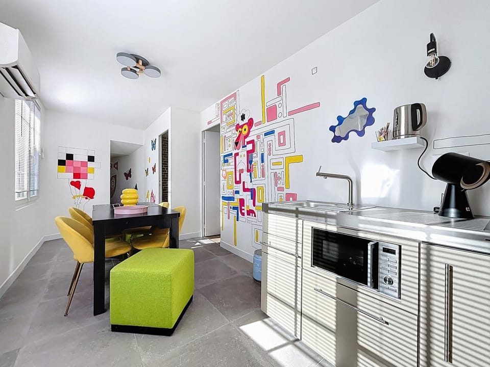 Kitchen or kitchenette, Dining area, dishwasher, oven, stove, air conditioner