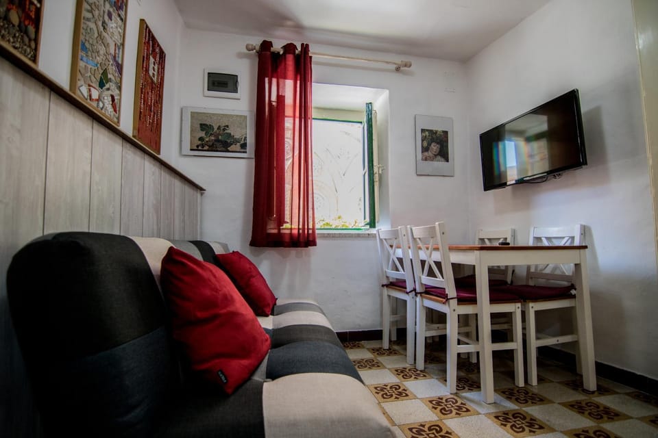 TV and multimedia, Living room, Seating area, Dining area