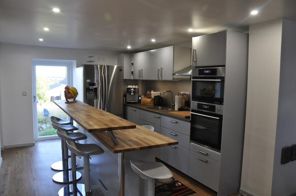 Coffee/tea facilities, Kitchen or kitchenette, Dining area, Communal kitchen, dishwasher, oven, stove, toaster, Internal: Not applicable to any particular room