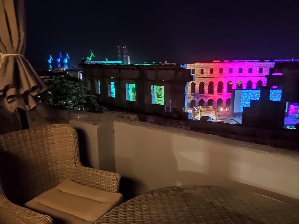 Neighbourhood, Balcony/Terrace, City view, Street view