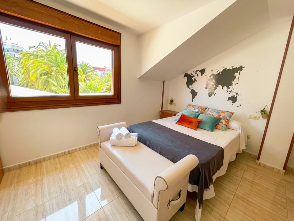 Photo of the whole room, Bedroom