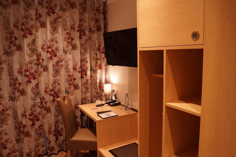 Photo of the whole room, Decorative detail