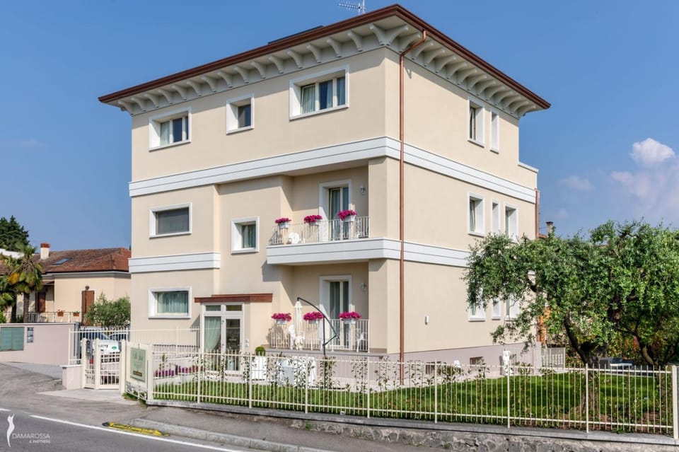 Villa Luisa Rooms and Breakfast Bed and Breakfast in Peschiera del Garda