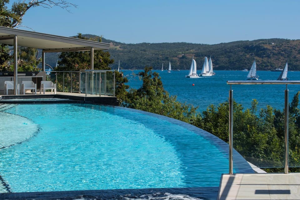 Edge 2 - Oceanfront Luxurious and Spacious 4 Bedroom Split Level Apartment with buggy and valet service Apartment in Whitsundays