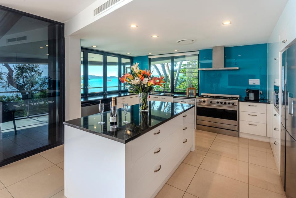 Edge 2 - Oceanfront Luxurious and Spacious 4 Bedroom Split Level Apartment with buggy and valet service Apartment in Whitsundays