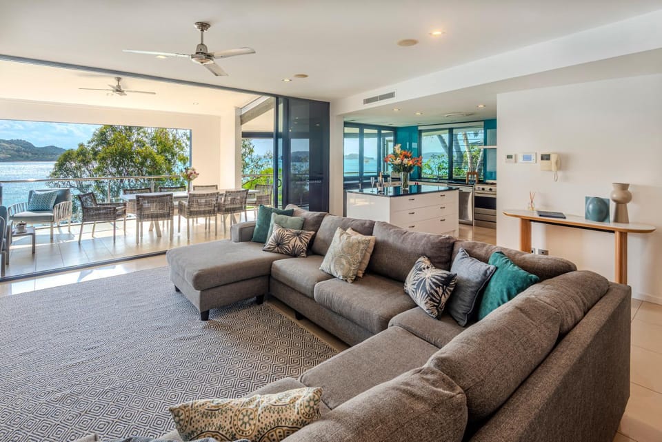 Edge 2 - Oceanfront Luxurious and Spacious 4 Bedroom Split Level Apartment with buggy and valet service Apartment in Whitsundays