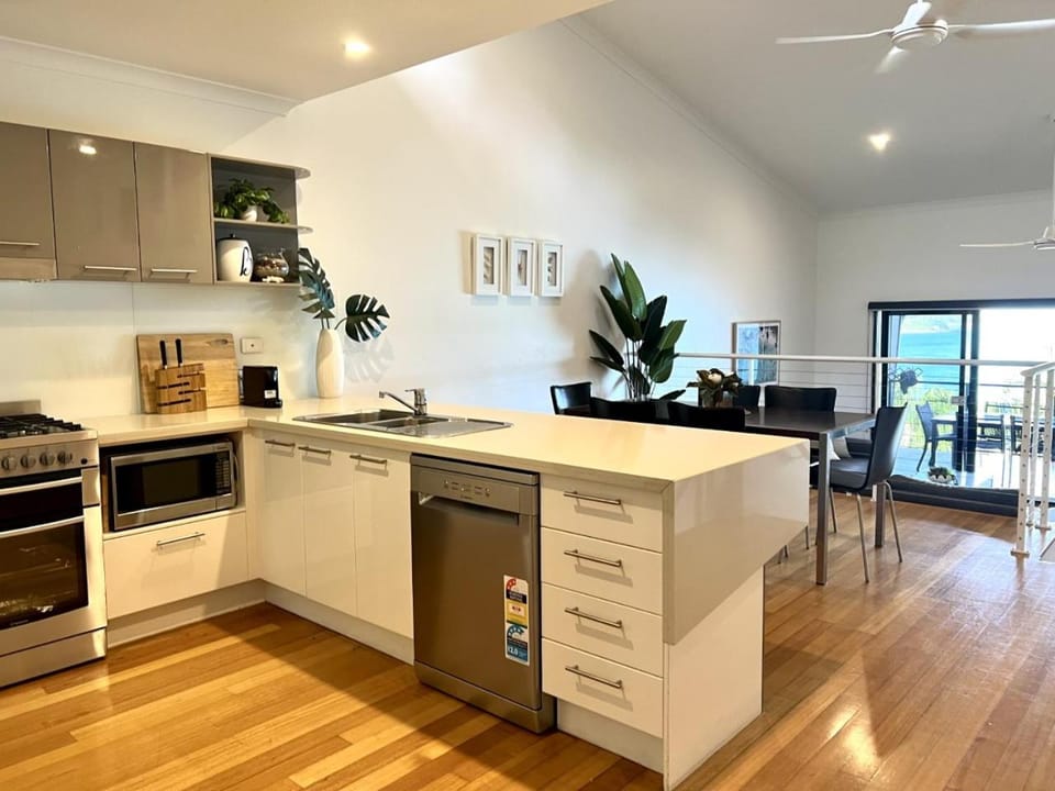 Kitchen or kitchenette, Dining area, dishwasher, fireplace, minibar, pet friendly, stove