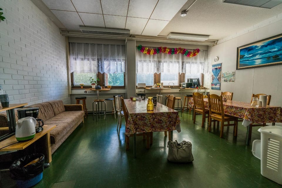 Communal lounge/ TV room, On-site shops, Kitchen or kitchenette, Living room