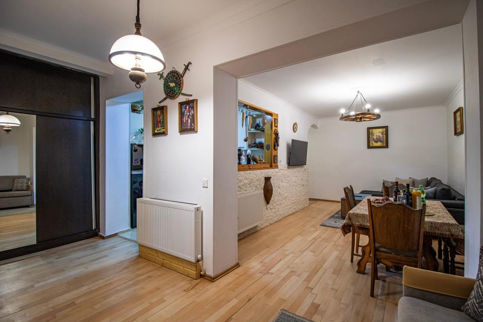 Kitchen or kitchenette, Living room, Seating area, Dining area