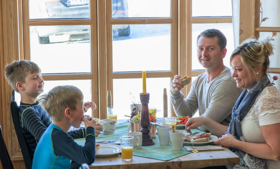 Restaurant/places to eat, Buffet breakfast, young children, group of guests, Family