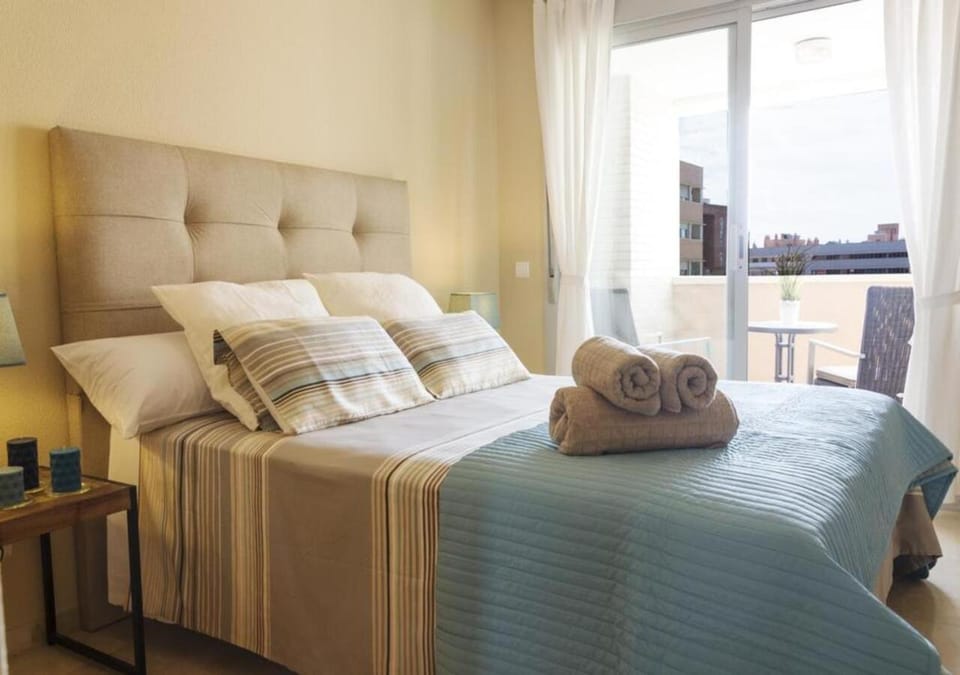 Bed, towels