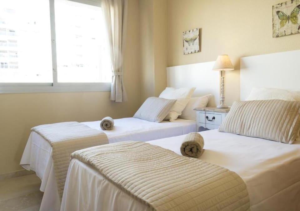 Bed, towels