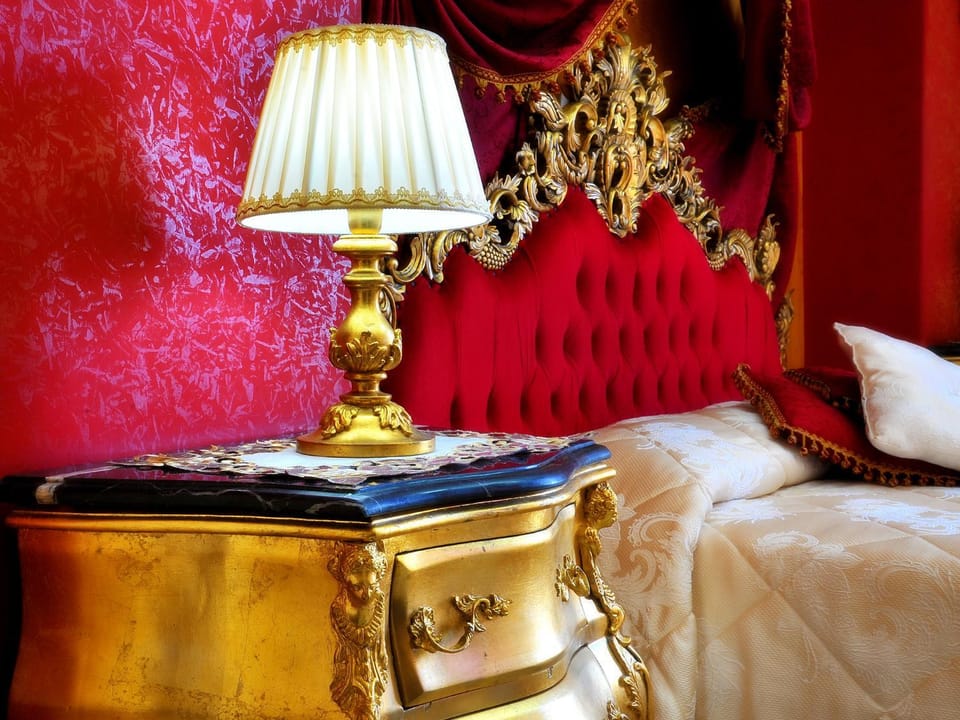 Photo of the whole room, Decorative detail