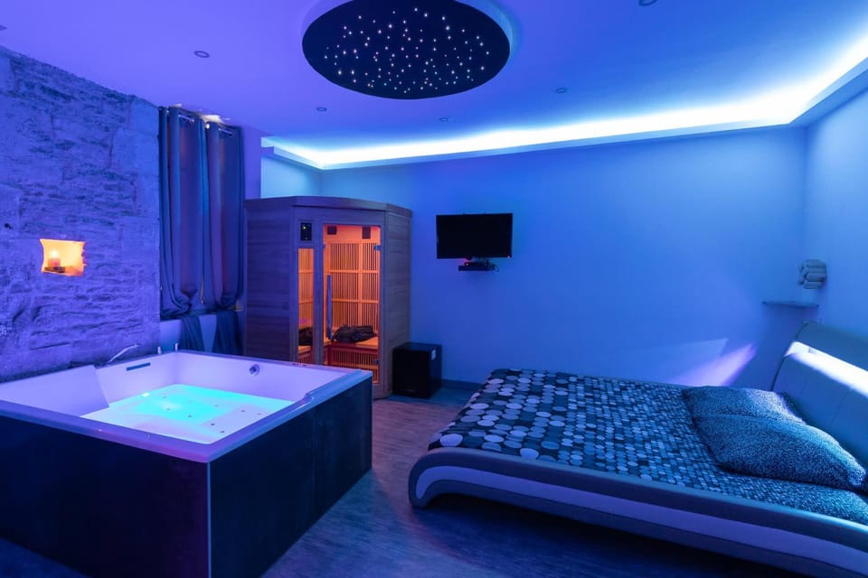 LX202 Love Room & Spa privatif - Jacuzzi & Sauna Apartment in Dijon