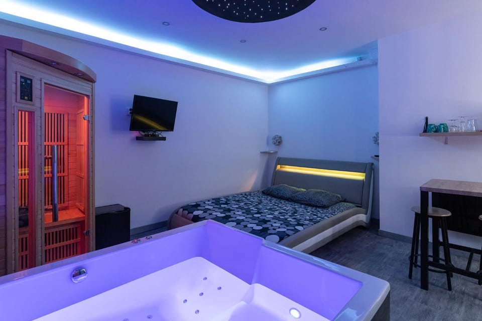 LX202 Love Room & Spa privatif - Jacuzzi & Sauna Apartment in Dijon