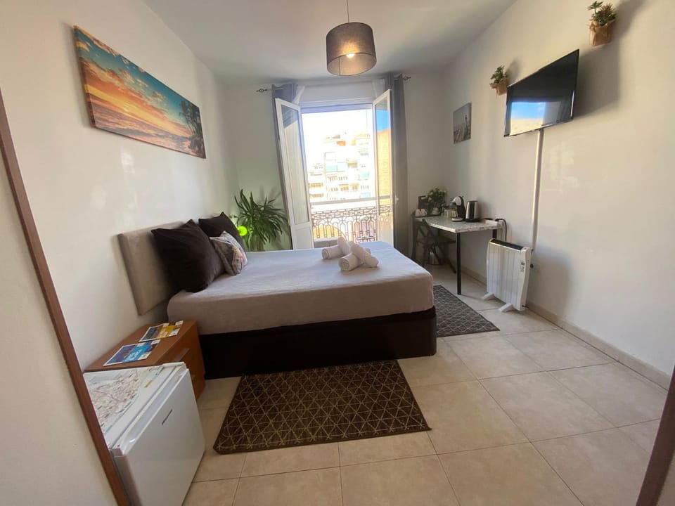 Room with private bathroom and balcony nearby the Mercado Central, center and beach Apartment in Alicante