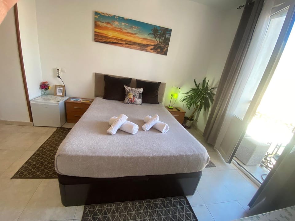 Room with private bathroom and balcony nearby the Mercado Central, center and beach Apartment in Alicante