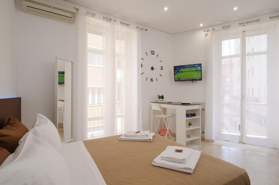 TV and multimedia, Balcony/Terrace, Photo of the whole room, Seating area, Bedroom