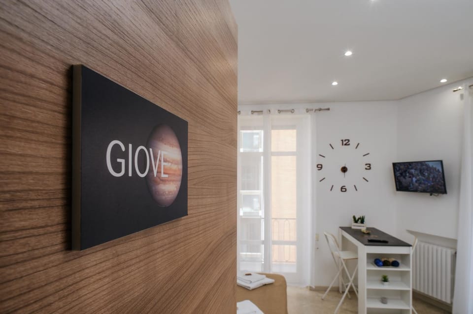 TV and multimedia, Balcony/Terrace, Seating area, Dining area, Bedroom