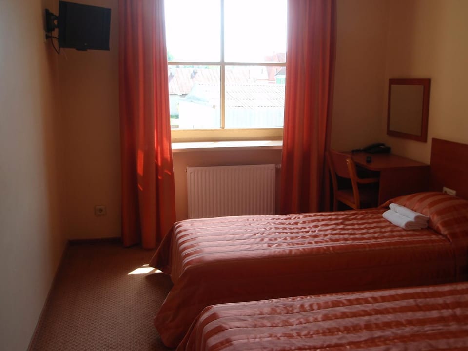 Communal lounge/ TV room, Bed, Day, TV and multimedia, Photo of the whole room, Bedroom, City view, internet