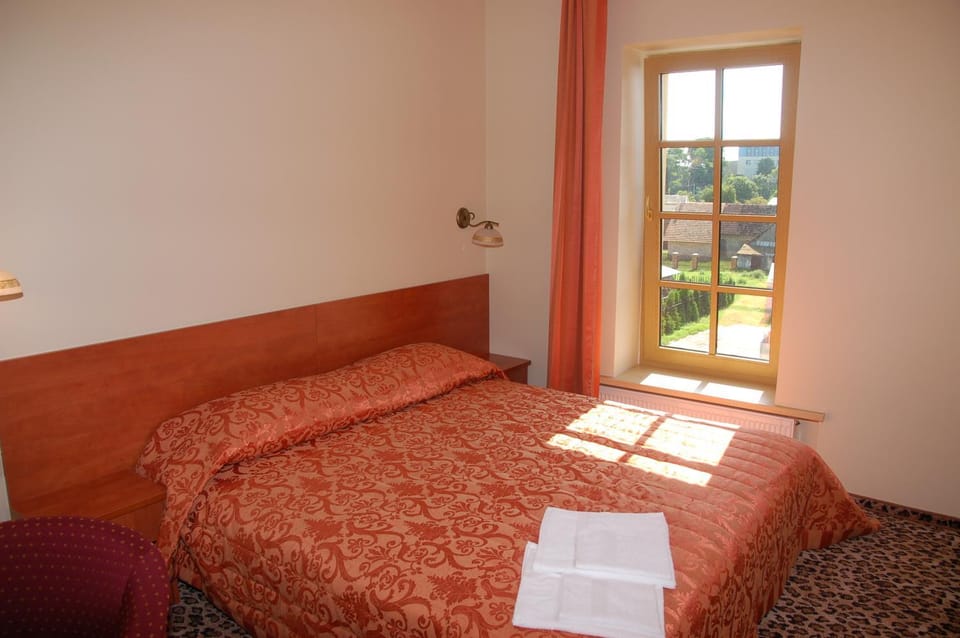 Bed, View (from property/room), Photo of the whole room, Bedroom, Garden view, River view, Street view, towels