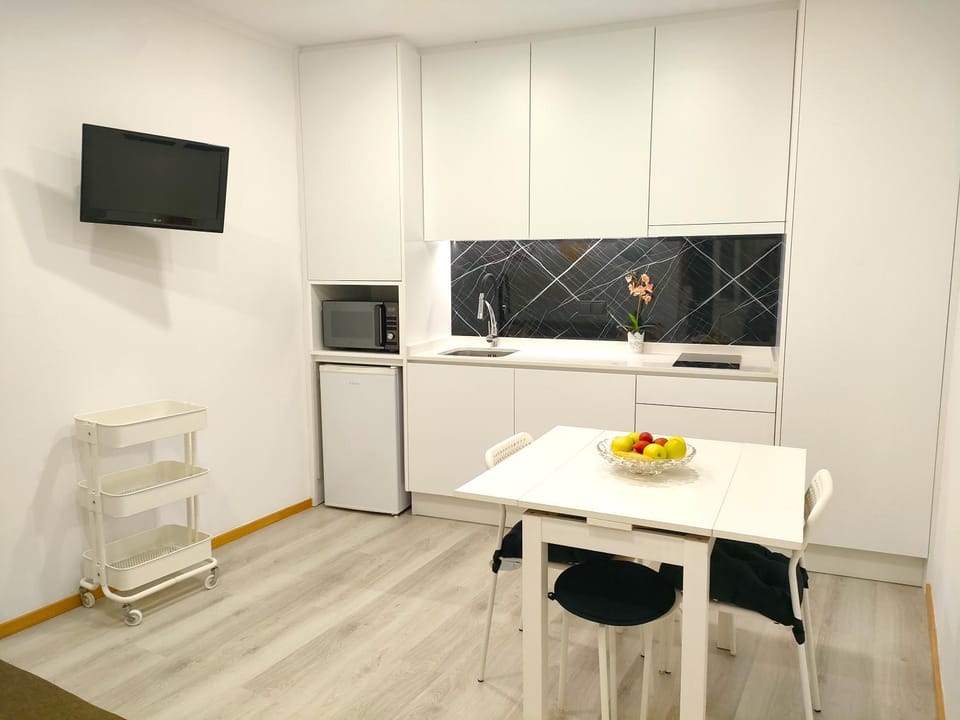 Kitchen or kitchenette, Dining area, stove
