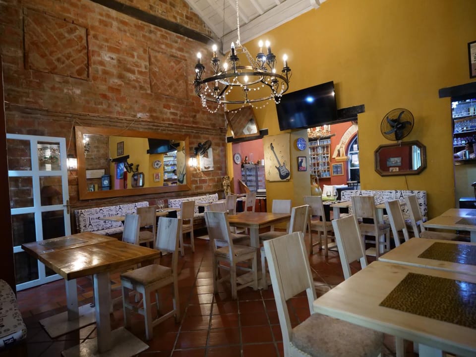 Restaurant/places to eat, TV and multimedia, Lounge or bar