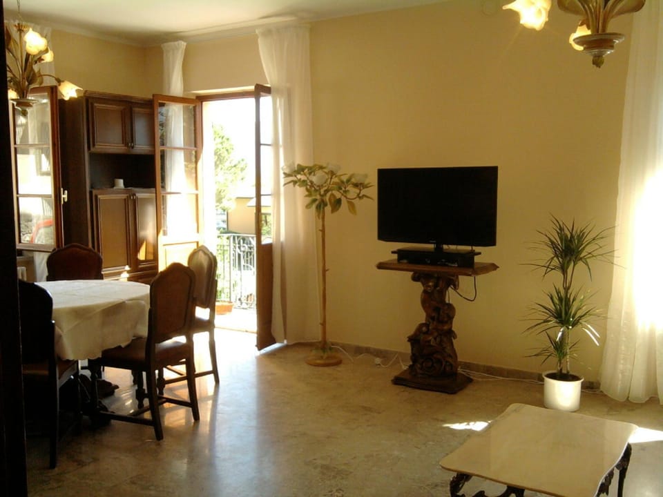 TV and multimedia, Coffee/tea facilities, Balcony/Terrace, Living room, Dining area