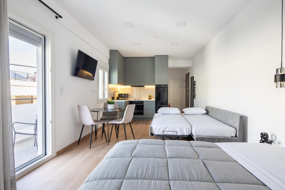 Bed, TV and multimedia, Photo of the whole room, Seating area, Dining area