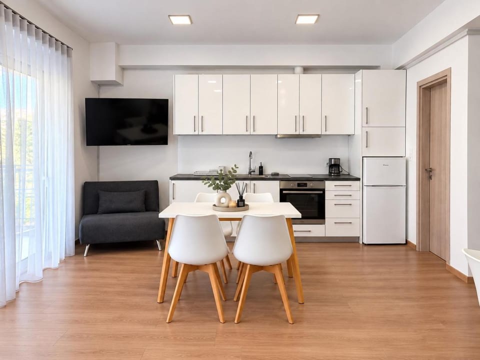 Bed, TV and multimedia, microwave, oven, washing machine, kitchen