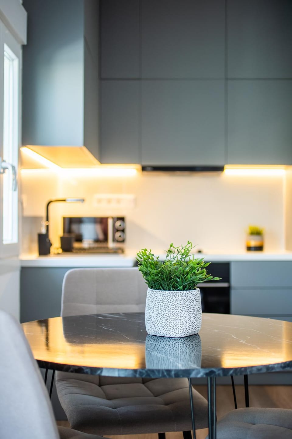 Kitchen or kitchenette, Dining area