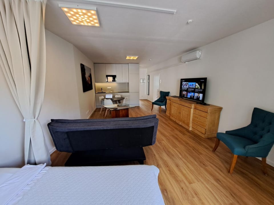 Photo of the whole room, Seating area, hair dresser