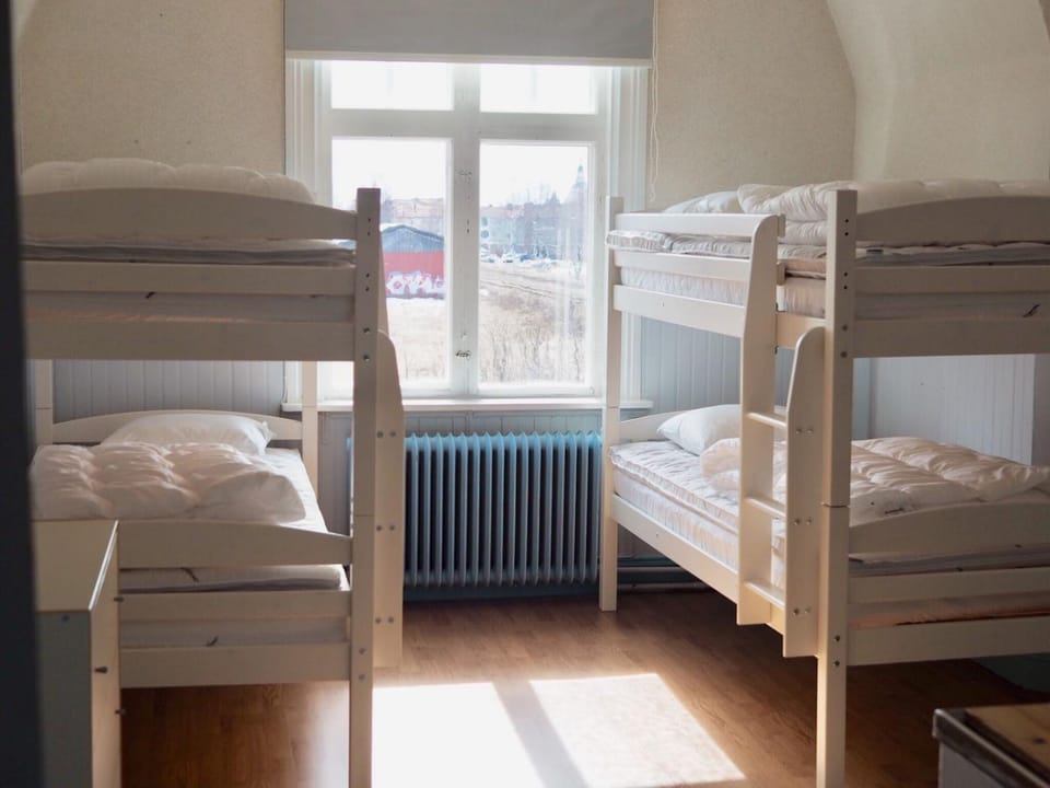 Bedroom, bunk bed