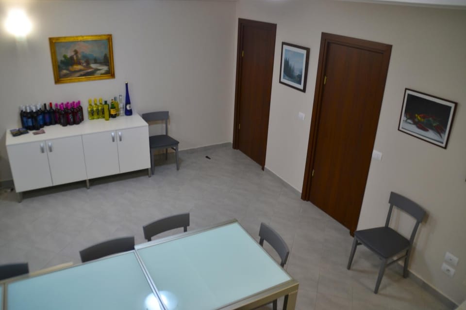 Business facilities, On site, Meeting/conference room, Meals, Italian breakfast, Seasons