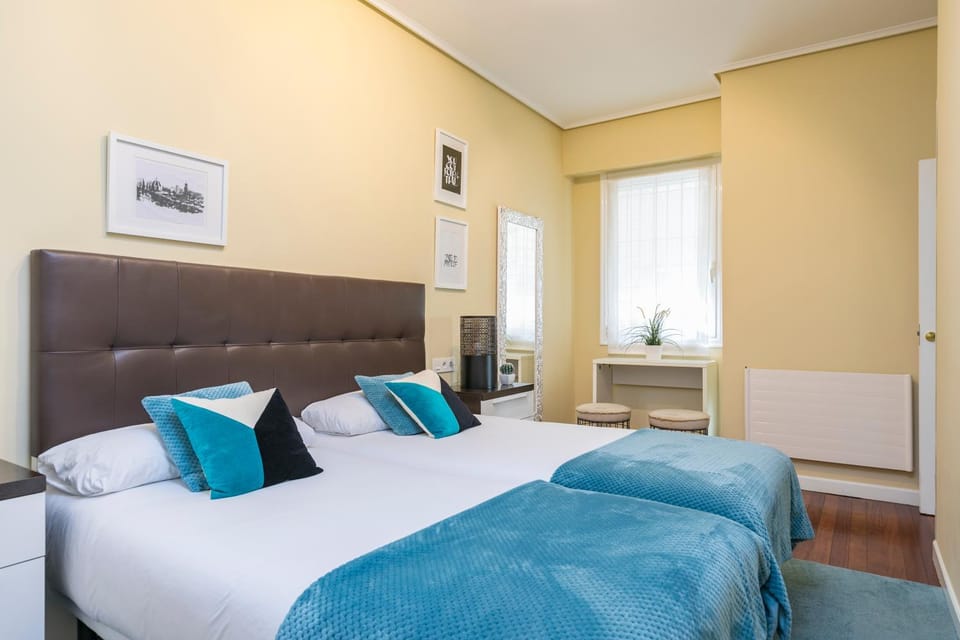 Photo of the whole room, Bedroom